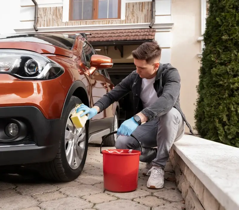 Lavage auto à domicile La Chapelle-Aubareil : professionnel intervenant sur un véhicule